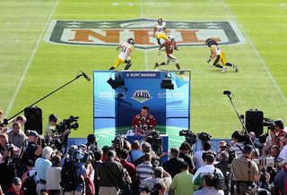 Illustration for article titled Super Bowl XLIII Spontaneously Breaks Out On Media Day